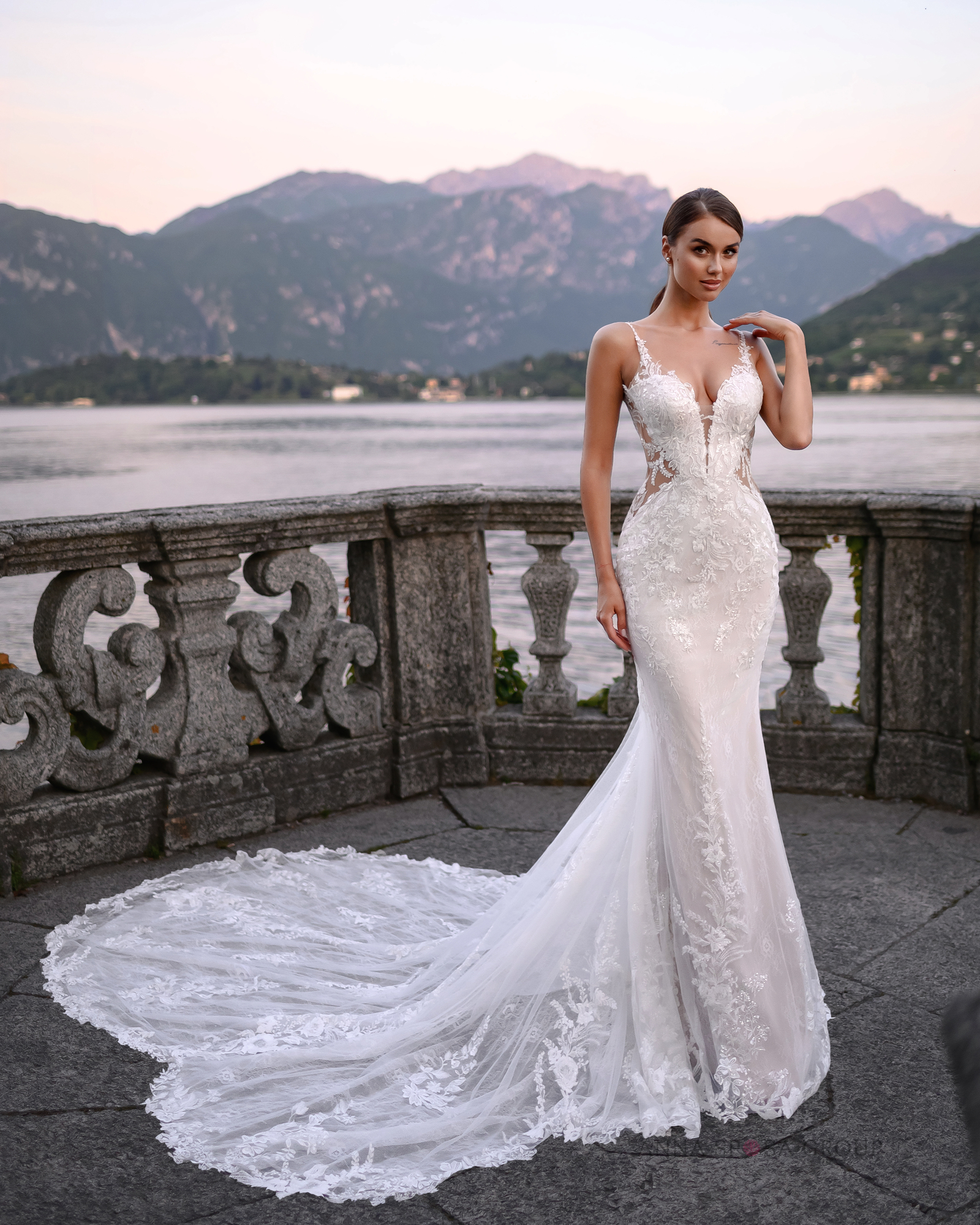 Luxury Lace Mermaid Wedding Gowns for Women 2023 Plunging Sexy Bridal Boho Wedding Dresses Cut Out Court Train